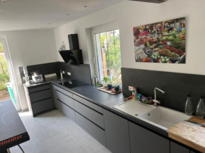 Haus mit Garten und Terrasse am Waldrand von Hameln